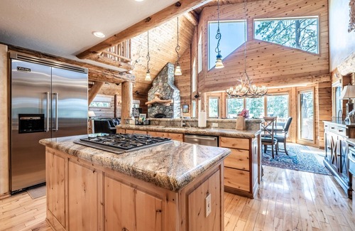 Lakeside Cabina | Lakeside Lodge with Private Dock and Beach, Sleeps 10!