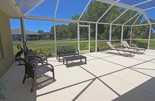 Broadmoor Casa | decoradas de forma profesional de cuatro dormitorios, dos baños, con sala de juegos, se mete hacia un lago.