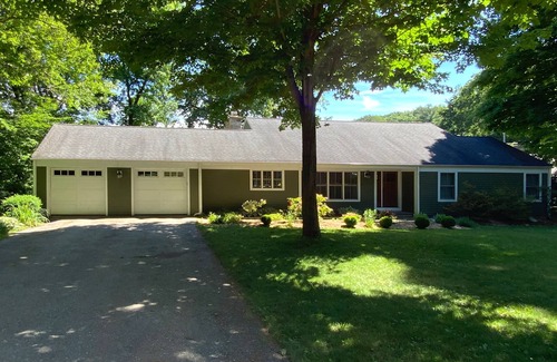 Trumbull Casa | Lakeside luxury: beautiful, relaxing 4 bedroom home