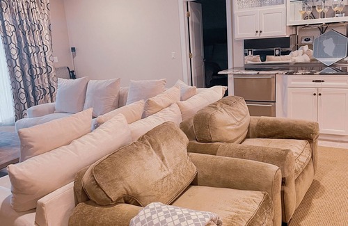 Culver Condominio | Beautiful luxury family condo on the lake! Mins from Downtown!