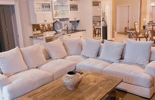 Culver Condominio | Beautiful luxury family condo on the lake! Mins from Downtown!