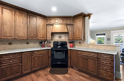 Linn Creek Casa | Lakeside Oasis – Spacious Home + Guest House Sleeps 12! Private Dock & Boat Slip