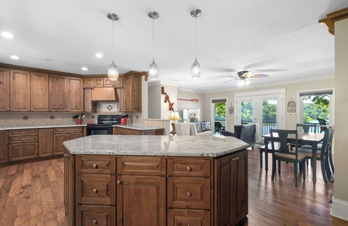 Linn Creek Casa | Lakeside Oasis – Spacious Home + Guest House Sleeps 12! Private Dock & Boat Slip