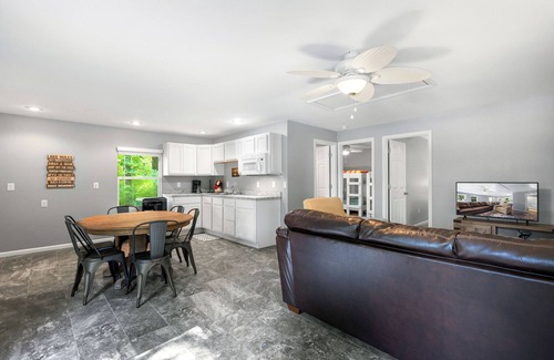 Linn Creek Casa | Lakeside Oasis – Spacious Home + Guest House Sleeps 12! Private Dock & Boat Slip