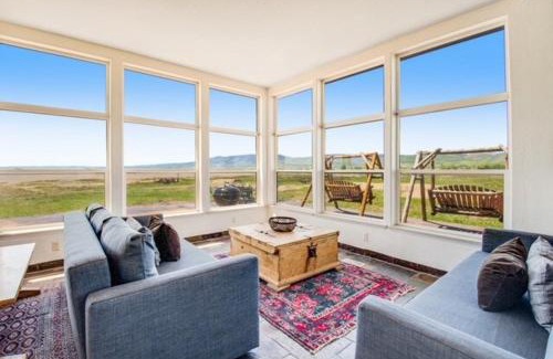 St. Charles Casa | Lakeside Oasis with Mountain Views