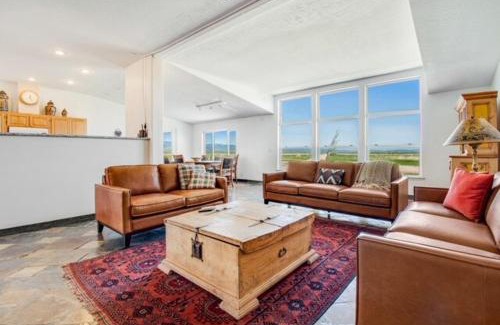 St. Charles Casa | Lakeside Oasis with Mountain Views