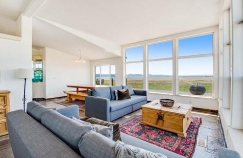 St. Charles Casa | Lakeside Oasis with Mountain Views