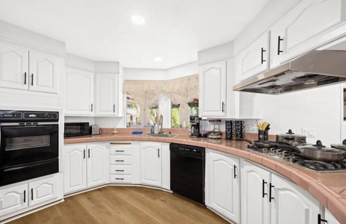Lake Elsinore Casa | Lakeside Orange Farmhouse