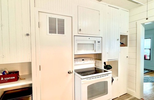 Jeddo Casa | Lakeside Paradise! A charming blend of cozy comfort and beachfront bliss!