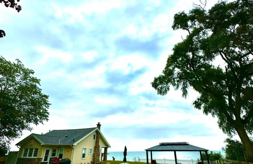 Jeddo Casa | Lakeside Paradise! A charming blend of cozy comfort and beachfront bliss!