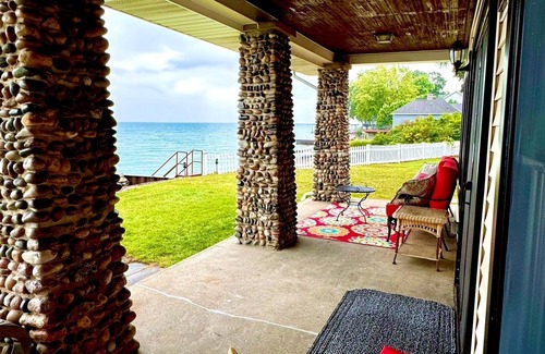 Jeddo Casa | Lakeside Paradise! A charming blend of cozy comfort and beachfront bliss!