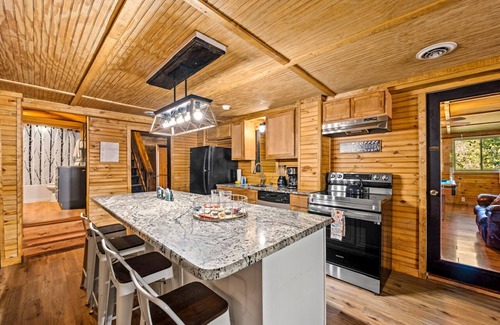 Dandridge Cabina | Lakeside Pet Friendly Cabin w/ Hot tub Game Rm Fireplace Elec Vehicle Charger