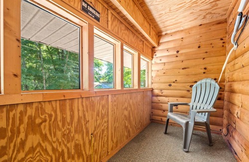 Dandridge Cabina | Lakeside Pet Friendly Cabin w/ Hot tub Game Rm Fireplace Elec Vehicle Charger