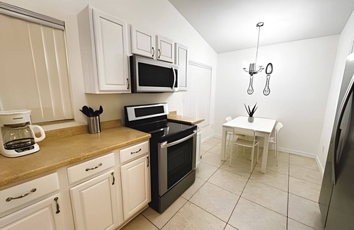 Indian Wells Casa | Lakeside Pool Home, Games close to Disney & Malls
