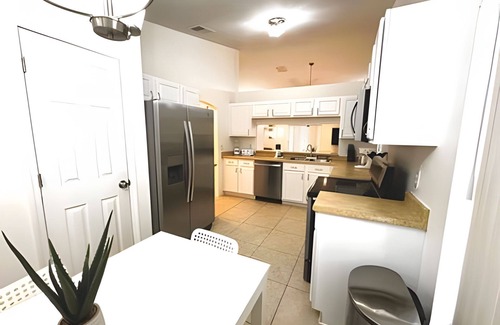 Indian Wells Casa | Lakeside Pool Home, Games close to Disney & Malls