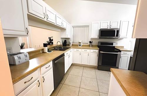 Indian Wells Casa | Lakeside Pool Home, Games close to Disney & Malls