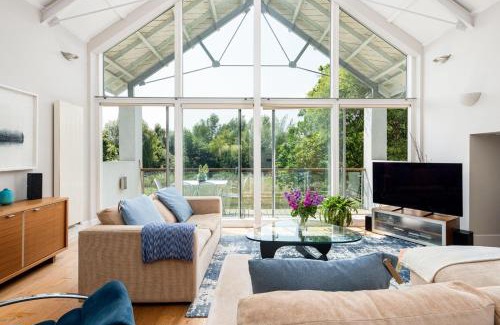 Cirencester Casa | Lakeside property with spa access on a nature reserve Kingfisher Lodge CW80