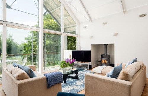 Cirencester Casa | Lakeside property with spa access on a nature reserve Kingfisher Lodge CW80