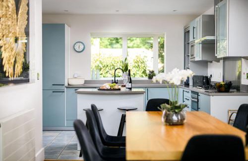Cirencester Casa | Lakeside property with spa access on a nature reserve Kingfisher Lodge CW80