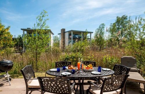 Cirencester Casa | Lakeside property with access into Spa on a nature reserve Bee Cottage HM75
