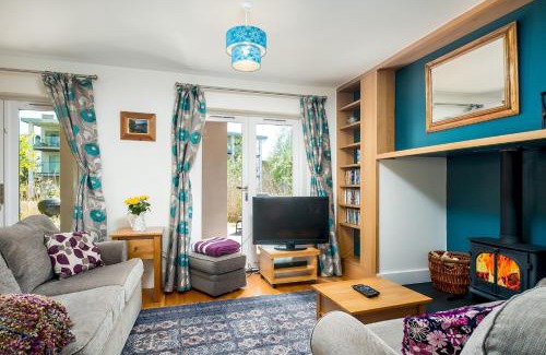 Cirencester Casa | Lakeside property with access into Spa on a nature reserve Bee Cottage HM75