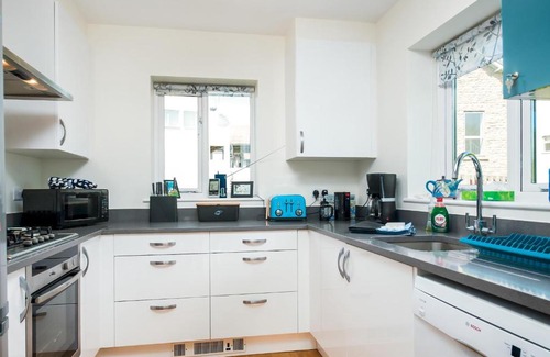 Cirencester Casa | Lakeside property with access into Spa on a nature reserve Bee Cottage HM75