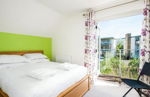 Cirencester Casa | Lakeside property with access into Spa on a nature reserve Bee Cottage HM75