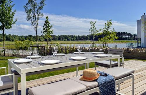 Holworth Casa | Lakeside property with spa access on a nature reserve Maple House BV08