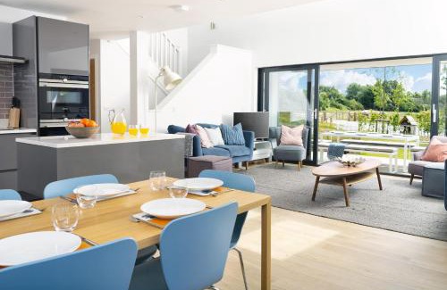 Holworth Casa | Lakeside property with spa access on a nature reserve Maple House BV08