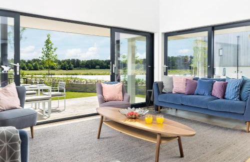 Holworth Casa | Lakeside property with spa access on a nature reserve Maple House BV08