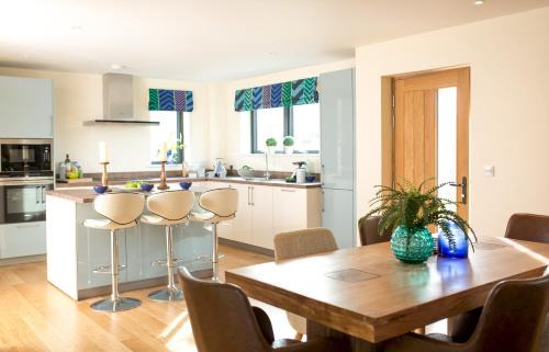 Holworth Casa | Lakeside property with spa access on a nature reserve Rainbows BV17