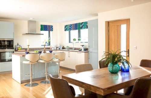 Holworth Casa | Lakeside property with spa access on a nature reserve Rainbows BV17