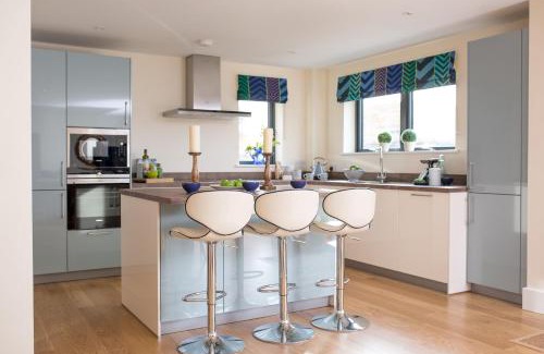 Holworth Casa | Lakeside property with spa access on a nature reserve Rainbows BV17