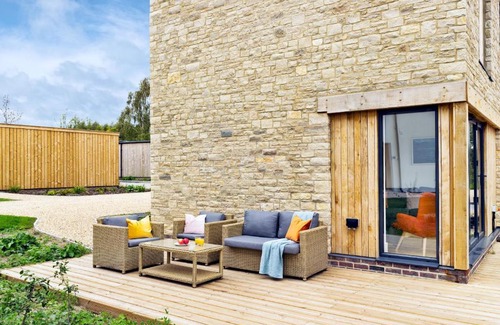 Holworth Casa | Lakeside property with spa access on a nature reserve Sunbird Cottage BV20