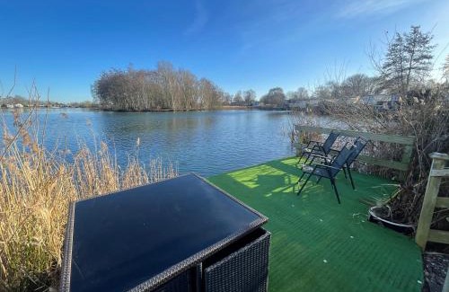 Tattershall Casa | Lakeside Retreat 1 with hot tub, private fishing peg situated at Tattershall Lakes Country Park