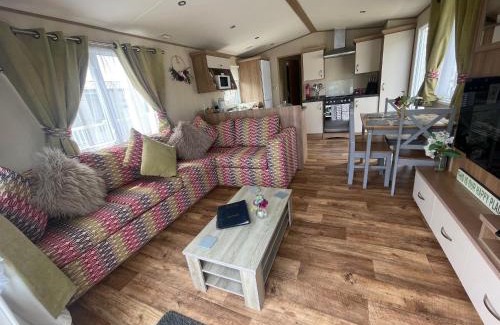 Tattershall Casa | Lakeside Retreat 1 with hot tub, private fishing peg situated at Tattershall Lakes Country Park