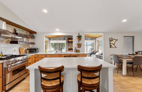 Zimmerman Casa | Lakeside Retreat- 7beds/4bd/2ba! Family and pet friendly!