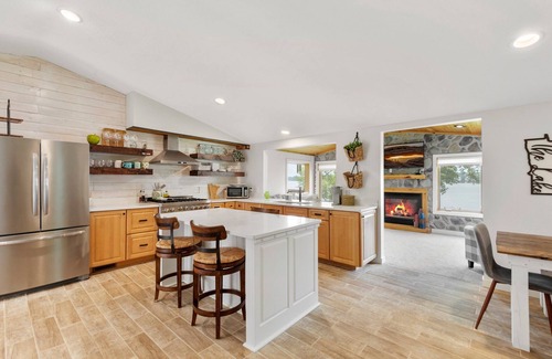 Zimmerman Casa | Lakeside Retreat- 7beds/4bd/2ba! Family and pet friendly!