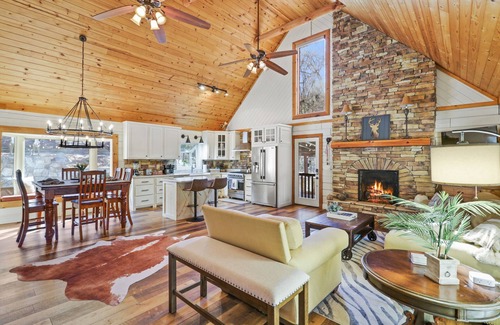 Morganton Cabina | Lakeside Retreat Blue Ridge, Private Lake, Hot Tub, Firepit, Game Room, Kayaks