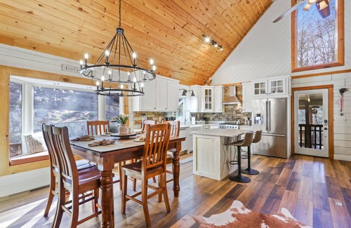 Morganton Cabina | Lakeside Retreat Blue Ridge, Private Lake, Hot Tub, Firepit, Game Room, Kayaks