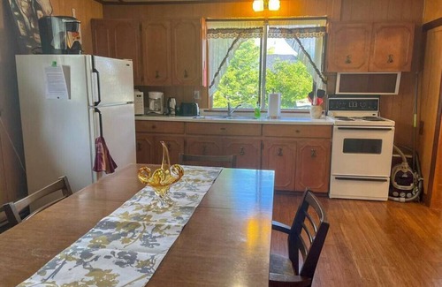 Port McNicoll Cabina | Lakeside Retreat: Steps to Beach