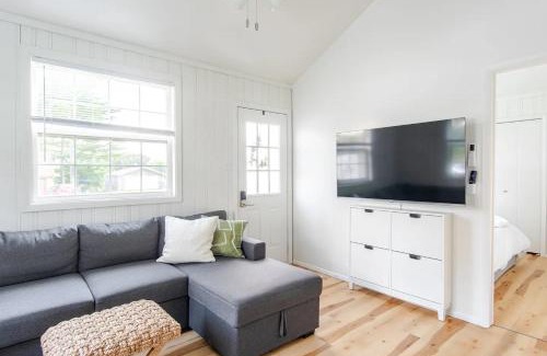 Hartland Casa | Lakeside Retreat - Cozy Cottage with Firepit