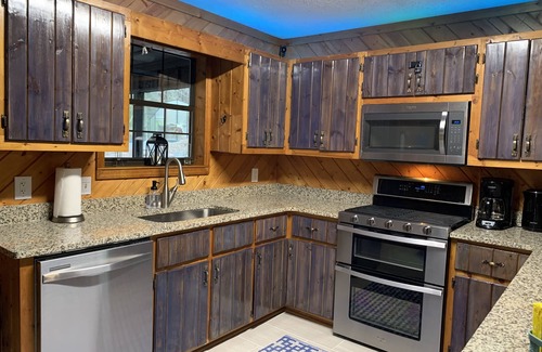 Ellijay Cabina | Lakeside Retreat: Explore 35 Acres and Private Lake! Hot tub Adjoining home for6