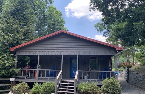Ellijay Cabina | Lakeside Retreat: Explore 35 Acres and Private Lake! Hot tub Adjoining home for6