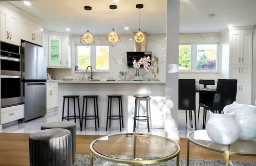 Ajax Casa | Lakeside Retreat | Modern Renovated House|9 Parkings| Large Backyard