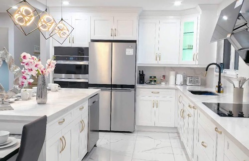 Ajax Casa | Lakeside Retreat | Modern Renovated House|9 Parkings| Large Backyard