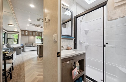 Blue Mountain Cabina | Lakeside Retreat on Neely Henry Lake by RedAwning