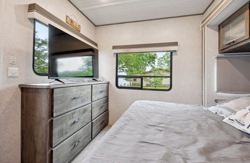 Blue Mountain Cabina | Lakeside Retreat on Neely Henry Lake by RedAwning