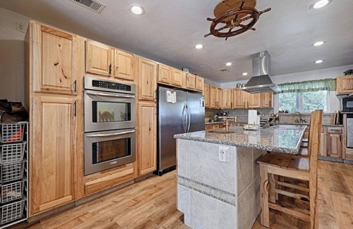 Quinlan Casa | Lakeside Retreat, Hot Tub and Private Fishing Deck