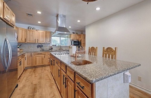 Quinlan Casa | Lakeside Retreat, Hot Tub and Private Fishing Deck